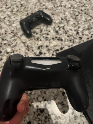 PS4 (PlayStation 4) Negra + 2 Mandos
