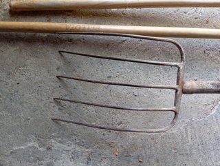 Rastrillos y horca de jardín