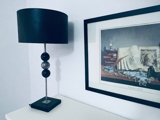Lámpara de mesa moderna negra y plateada