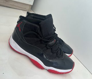Jordan 11 Negro y Rojo