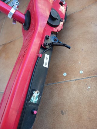 Patinete Eléctrico Rojo con Asiento
