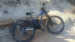 Bicicleta Kona de Descenso