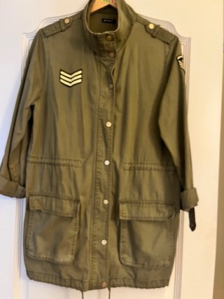 Parka verde militar Stradivarius