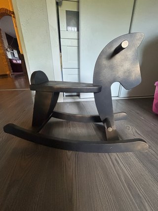 Caballo balancín de madera oscuro