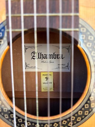 Guitarra Alhambra 1C con funda y accesorios
