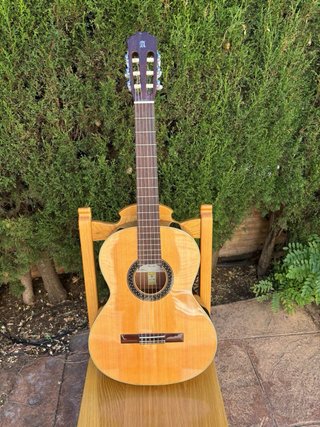 Guitarra Alhambra 1C con funda y accesorios