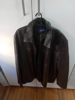 chaqueta de cuero marron ideal para cualquier look