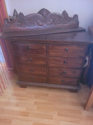 Cómoda antigua de madera