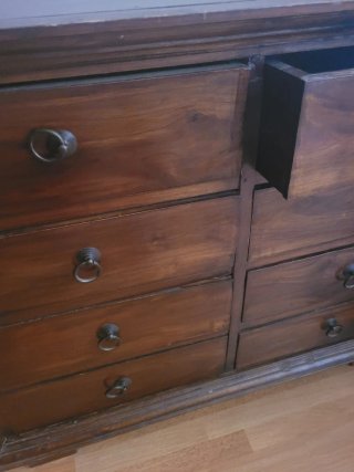 Cómoda antigua de madera