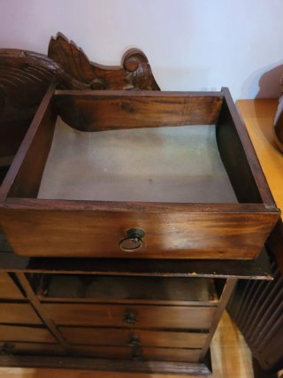 Cómoda antigua de madera