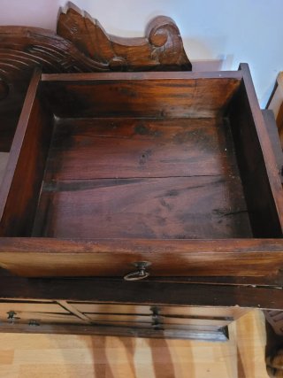 Cómoda antigua de madera