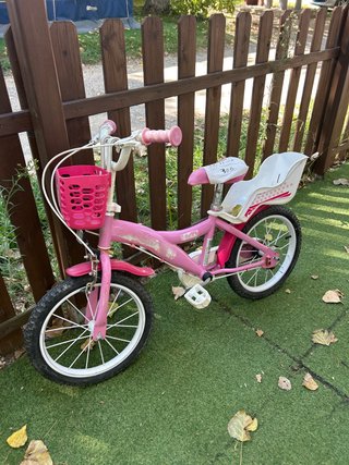 Bicicleta infantil rosa con cesta