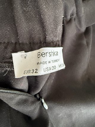 Falda pantalón Bershka negra con hebillas