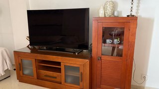 Mueble TV salón 100% madera natural con vitrina