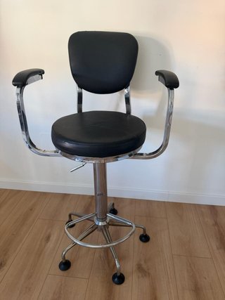 Silla alta giratoria con reposabrazos