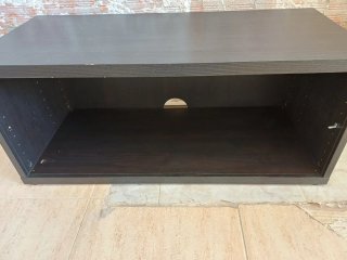 Mueble bajo de madera oscuro
