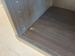 Mueble bajo de madera oscuro
