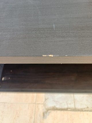 Mueble bajo de madera oscuro