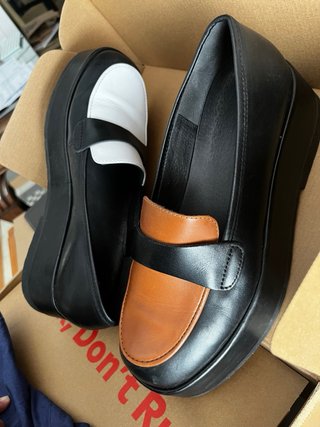Cada zapato es distinto: negro-blanco/negro-beige-