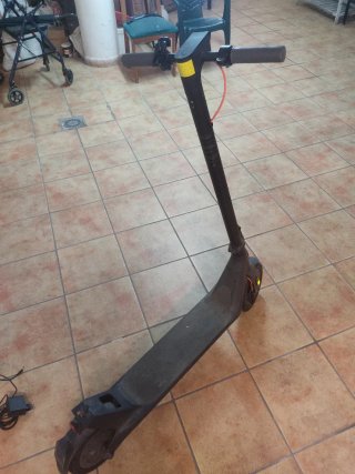Patinete eléctrico negro