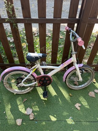 Bicicleta infantil rosa y blanca