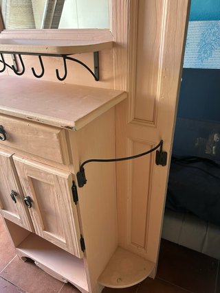 Mueble de recibidor rosa con espejo
