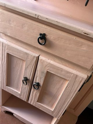 Mueble de recibidor rosa con espejo