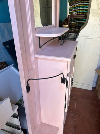 Mueble de recibidor rosa con espejo