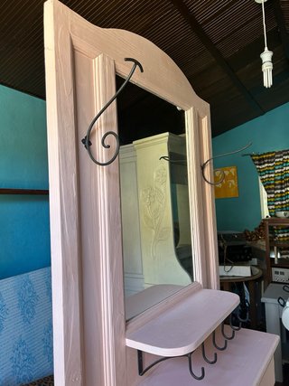 Mueble de recibidor rosa con espejo