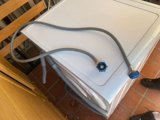 Lavadora blanca con mangueras Como nueva poco uso