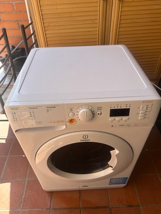 Lavadora blanca con mangueras Como nueva poco uso