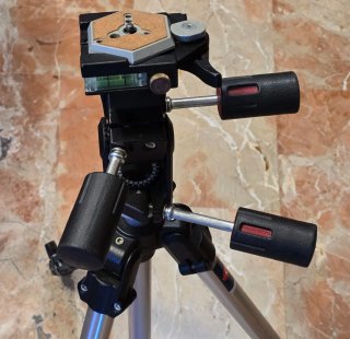 Trípode Manfrotto con rótula