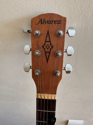 Guitarra Electroacústica Álvarez con Funda rígida
