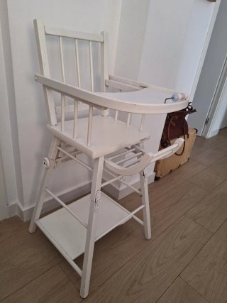 Trona de madera blanca