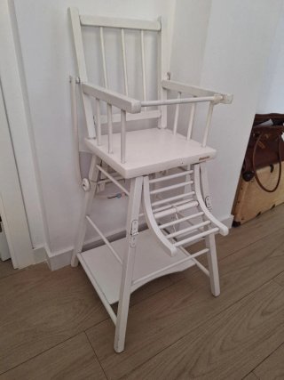 Trona de madera blanca