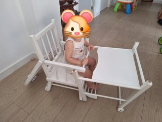 Trona de madera blanca