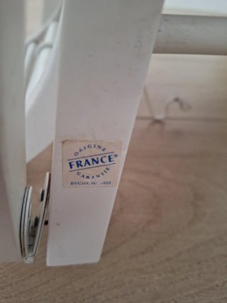 Trona de madera blanca