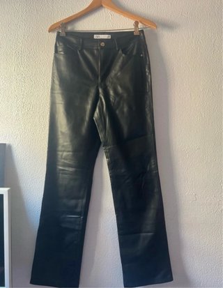 Pantalón Zara efecto piel negro