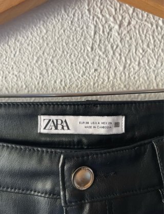 Pantalón Zara efecto piel negro