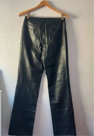 Pantalón Zara efecto piel negro