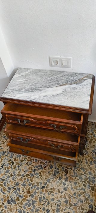 Dormitorio Clásico: Cabecero, mesitas y cómoda