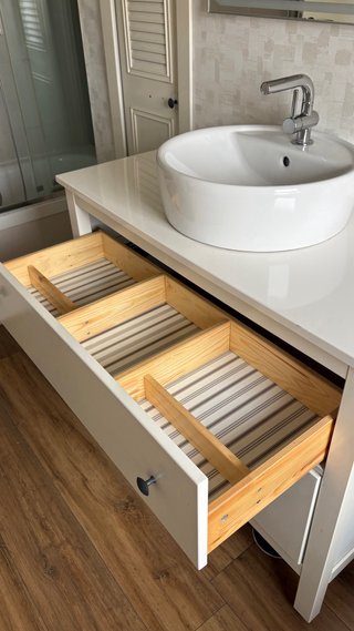 Mueble de baño blanco con lavabo