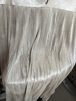Vestido plisado dorado