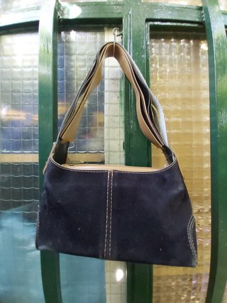 Bolso juvenil negro de ante.