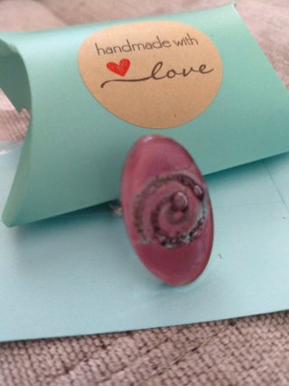 Anillo de cristal rosa con espiral