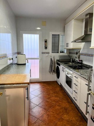 Mueble de cocina gris y blanco