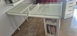 Mesa de cristal y madera blanca