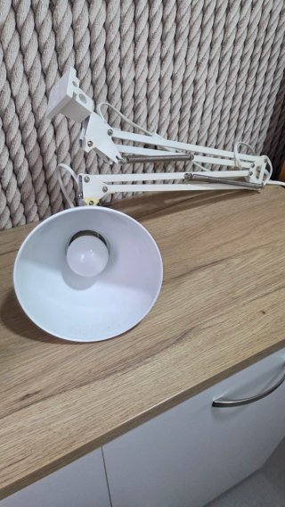 Flexo Ikea con bombilla.