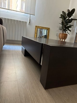 Mesa de centro de madera con cajón