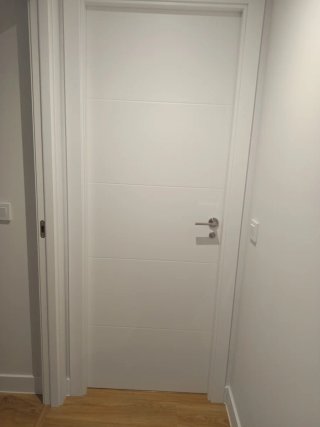 Puerta quitada de piso de obra nueva